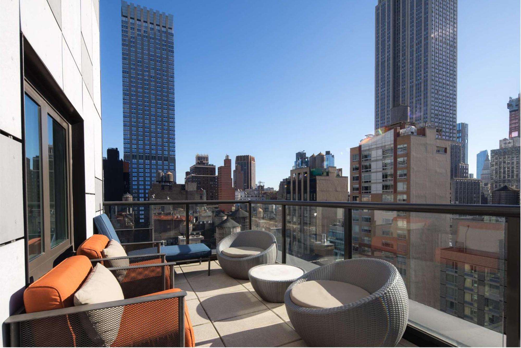 Embassy Suites By Hilton New York Manhattan Times Square Exterior photo